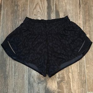 lululemon 2.5 inch hotty hot shorts